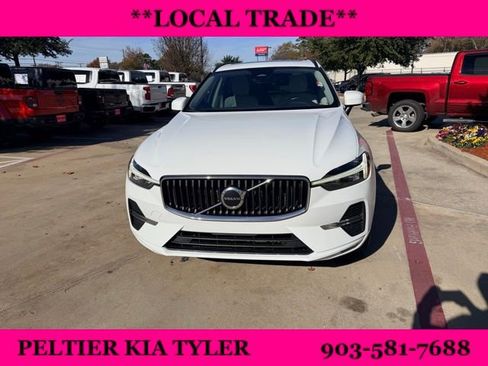 Used 2022 Volvo XC60 B5 Momentum image 2