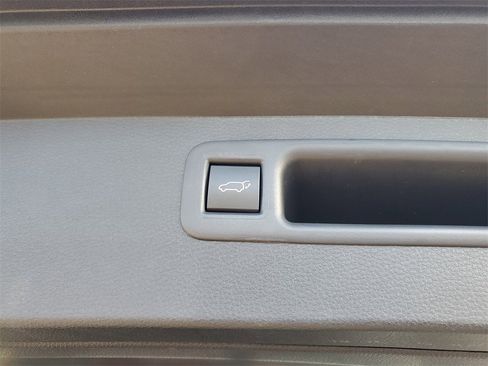 Used 2023 Toyota Highlander LE image 10