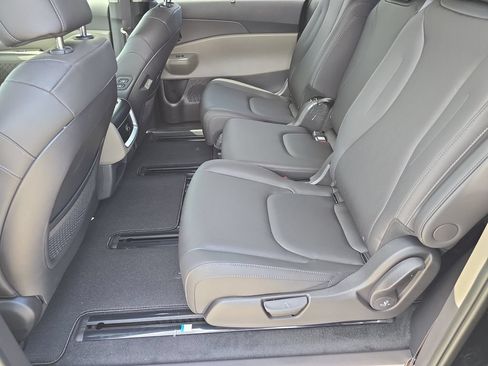 New 2026 Kia Carnival EX FWD image 17