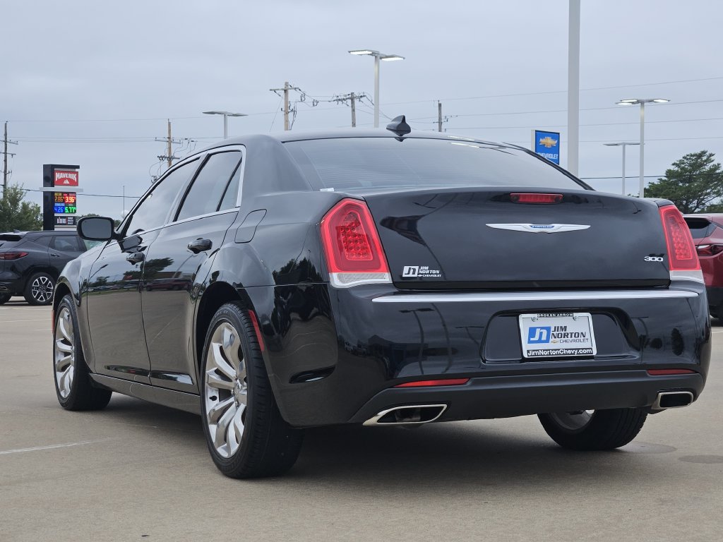 Used 2020 Chrysler 300 Touring w/ Chrome Appearance Package RWD image 5
