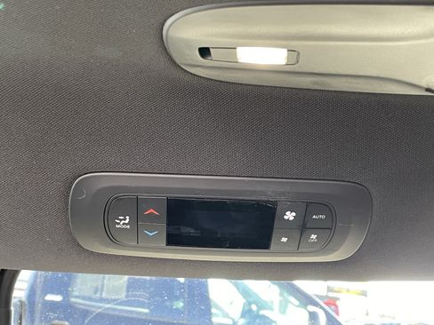 Used 2025 Chrysler Pacifica Select FWD image 27