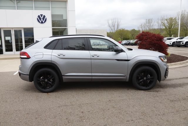 Used 2023 Volkswagen Atlas Cross Sport SEL R-Line AWD/4WD image 2
