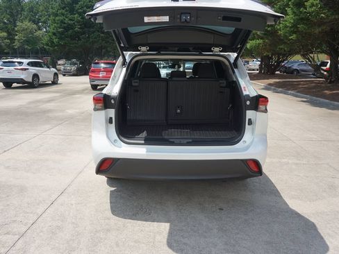 Used 2022 Toyota Highlander XLE FWD image 19