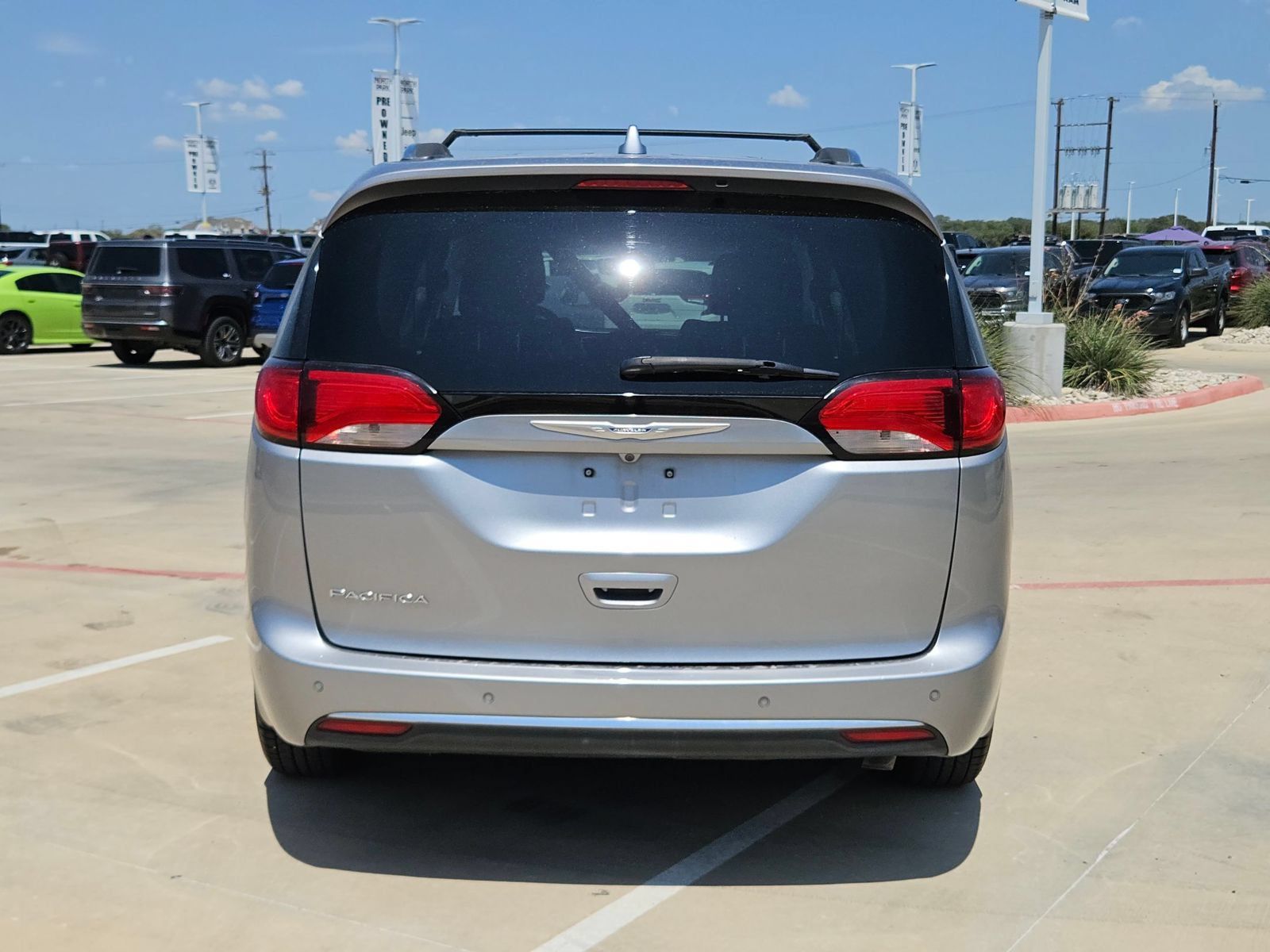 Used 2020 Chrysler Pacifica Touring-L FWD image 4