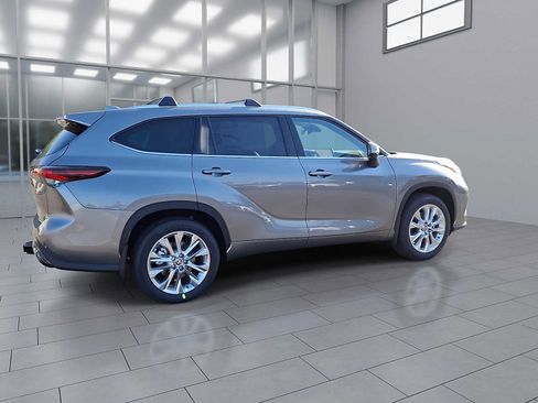 Used 2026 Toyota Highlander Limited AWD/4WD image 7