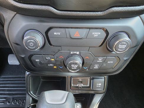 Used 2018 Jeep Renegade Altitude image 21