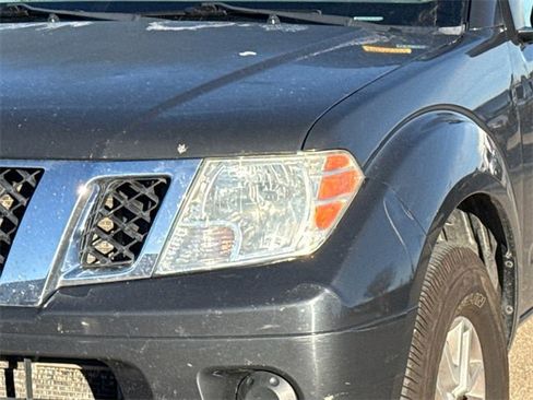 Used 2014 Nissan Frontier SV image 5