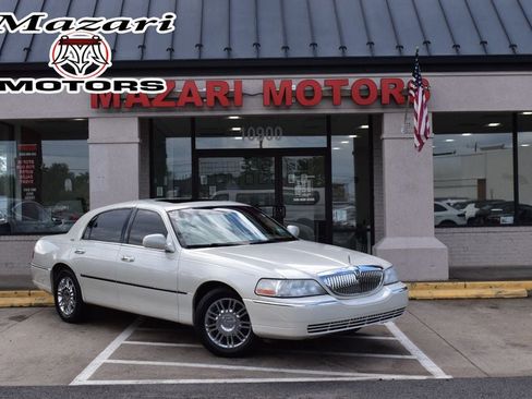 Used 2007 Lincoln Town Car Signature Limited RWD image 1