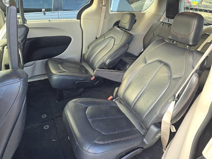 Used 2018 Chrysler Pacifica Touring-L Plus FWD image 6
