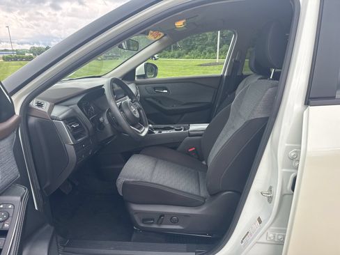 Used 2023 Nissan Rogue SV AWD/4WD image 16