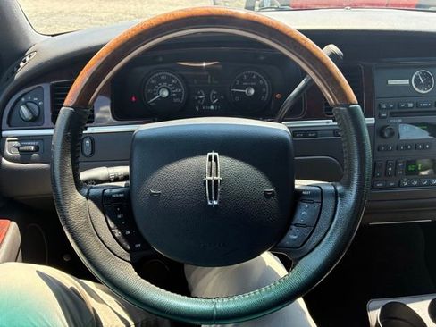 Used 2006 Lincoln Town Car Signature Limited RWD image 11