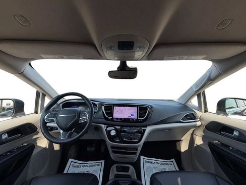Used 2023 Chrysler Pacifica Touring-L FWD image 9
