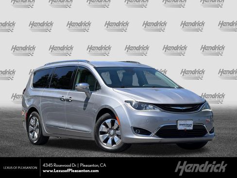 Used 2017 Chrysler Pacifica Platinum FWD image 1