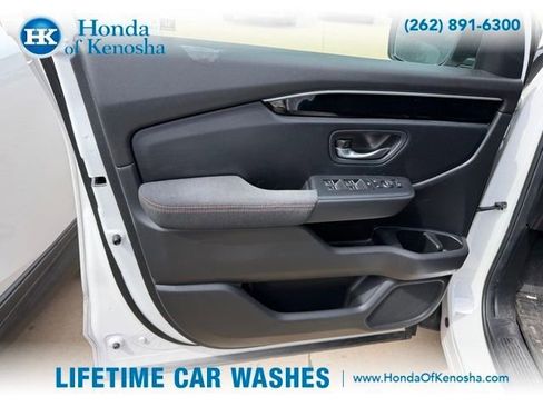 Used 2025 Honda Pilot Sport image 6