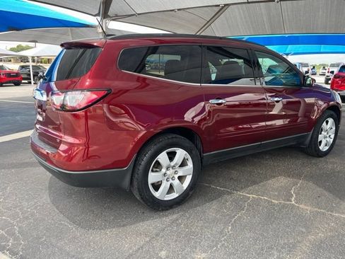 Used 2017 Chevrolet Traverse LT w/ Style and Technology Package FWD image 4