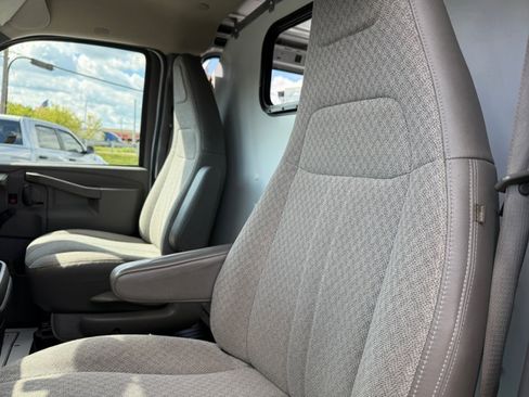 Used 2018 Chevrolet Express 2500 image 15