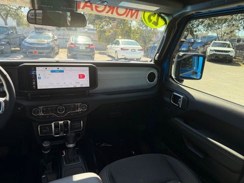 Used 2025 Jeep Wrangler Sahara image 33