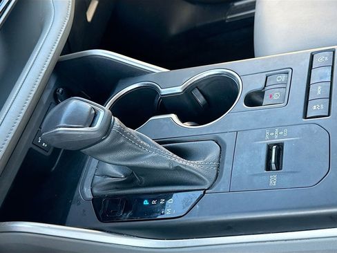 Used 2022 Toyota Highlander XLE image 21