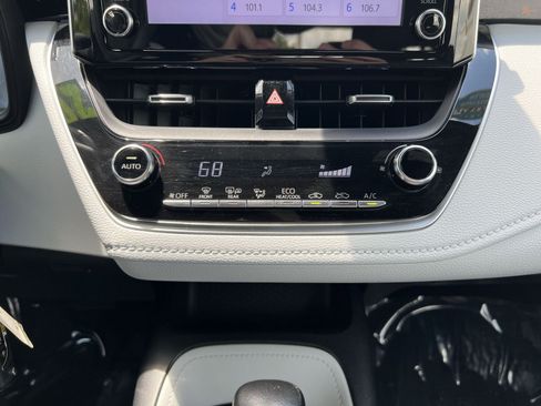Used 2020 Toyota Corolla SE FWD image 19