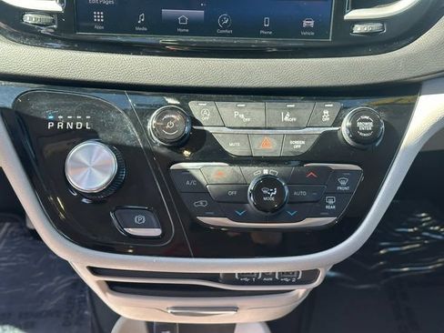Used 2024 Chrysler Pacifica Touring-L FWD image 18