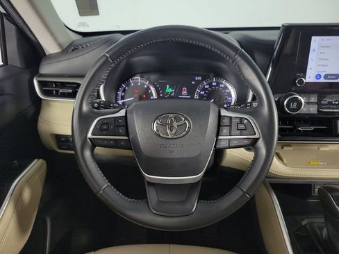 Used 2023 Toyota Highlander XLE image 24