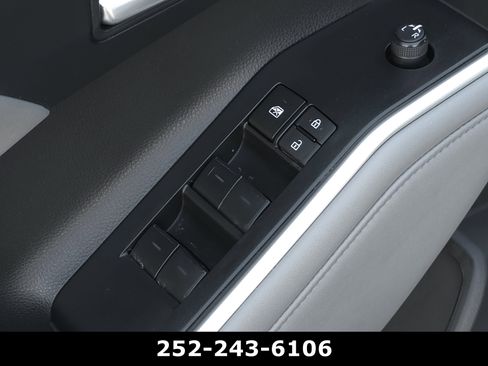 Used 2023 Toyota Highlander XLE FWD image 24