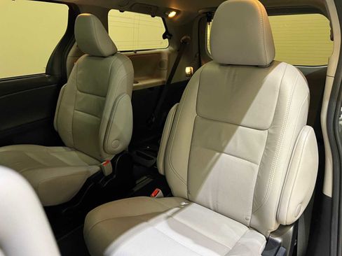 Used 2017 Toyota Sienna Limited Premium image 13