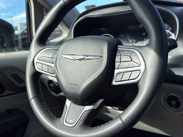 Used 2024 Chrysler Pacifica Touring-L FWD image 10