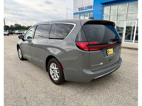 Used 2023 Chrysler Pacifica Touring-L image 2