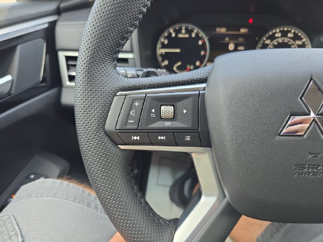 Used 2025 Mitsubishi Outlander AWD image 19