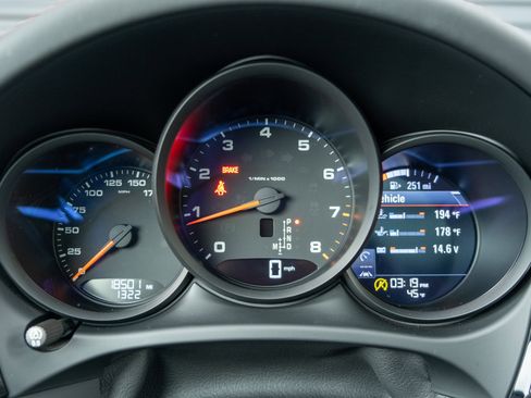 Certified 2021 Porsche Macan image 25