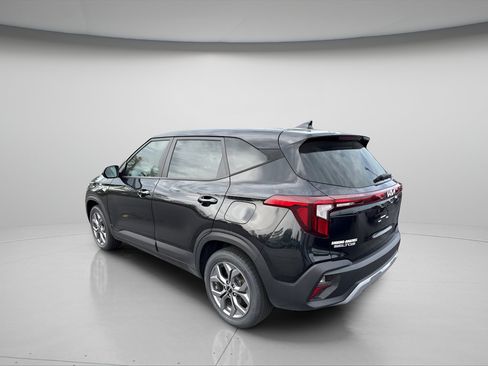 Used 2024 Kia Seltos LX AWD/4WD image 2
