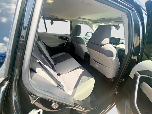 Used 2022 Toyota RAV4 XLE w/ Convenience Package FWD image 25
