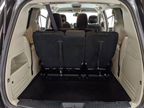 Used 2018 Dodge Grand Caravan SE w/ UConnect Hands-Free Group image 18