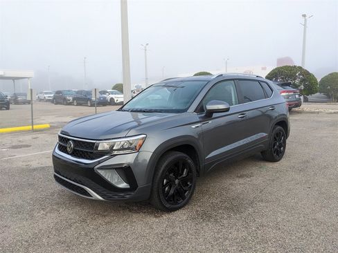 Certified 2024 Volkswagen Taos SE w/ Panoramic Sunroof Package image 3