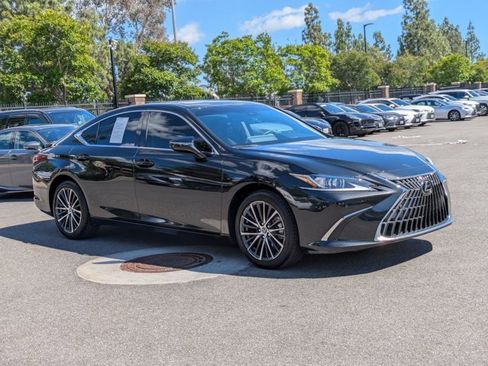 Used 2025 Lexus ES 300h w/ Premium Package image 3