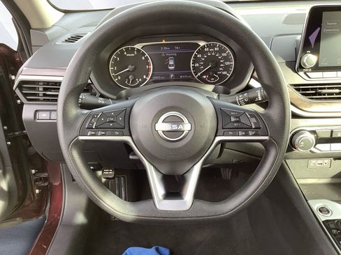 Used 2024 Nissan Altima 2.5 SV image 9