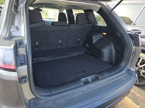 Used 2019 Jeep Cherokee Latitude w/ Popular Appearance Group image 16