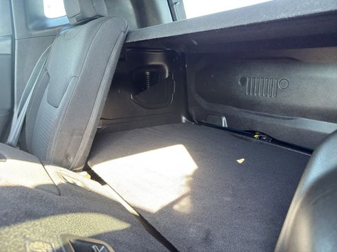Used 2021 Jeep Renegade Latitude AWD/4WD image 34