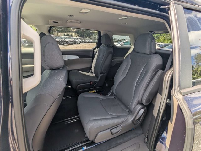 New 2027 Kia Carnival LX FWD image 14