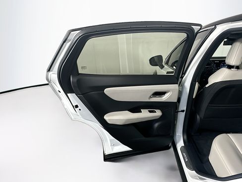 Used 2023 Nissan Ariya FWD image 27