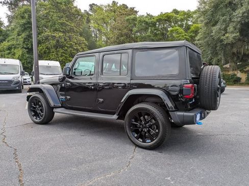 Used 2022 Jeep Wrangler Unlimited Sahara w/ Cold Weather Group AWD/4WD image 5