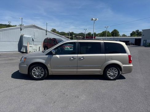 Used 2012 Chrysler Town & Country Touring-L w/ Premium Group FWD image 5