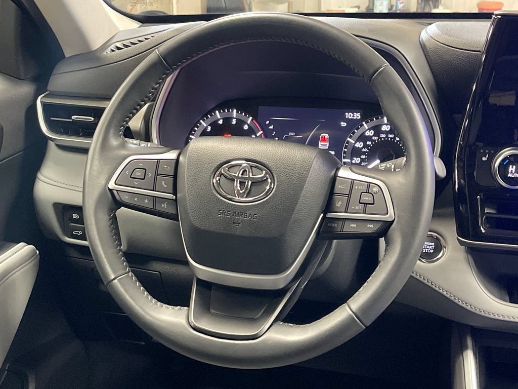 Used 2023 Toyota Highlander XLE AWD/4WD image 19