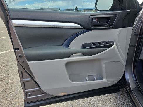Used 2019 Toyota Highlander LE AWD/4WD image 11