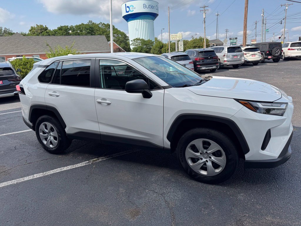Used 2023 Toyota RAV4 LE AWD/4WD image 5