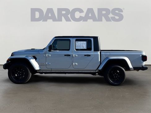 Used 2023 Jeep Gladiator Overland AWD/4WD image 4