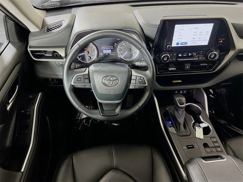 Certified 2024 Toyota Highlander XLE image 21