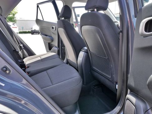 Used 2025 Hyundai Venue SE FWD image 11