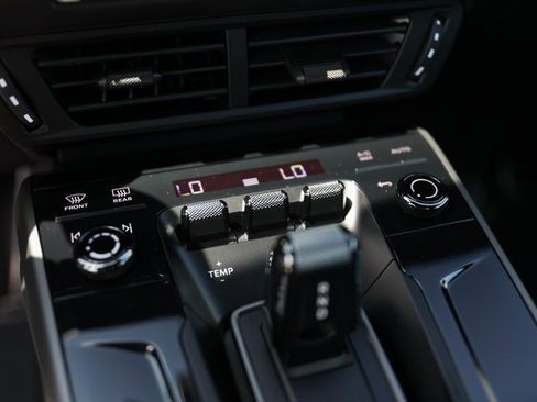 Certified 2025 Porsche 911 Carrera image 17